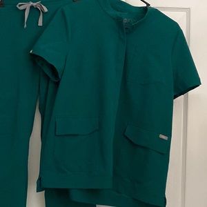 FIGS Scrub Top M Hunter Green